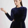 ⁦שמלת קטיפה וסרט תחרה פרחוני, כחול⁩ – תמונה ⁦3⁩